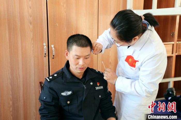圖為專家現(xiàn)場問診。　格熱 攝