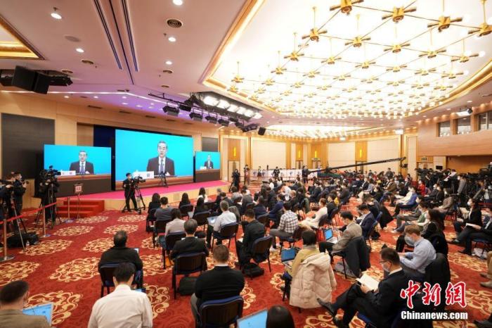 圖為記者在梅地亞中心多功能廳采訪。<a target='_blank' ><p  align=