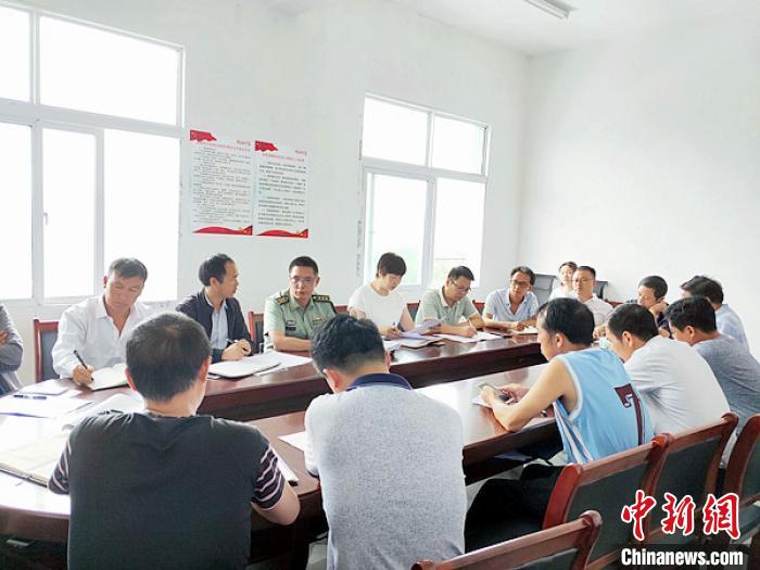 徐欣在屯上村召開座談會，與鄉(xiāng)政府領導和村支兩委共商 (資料圖) 鐘欣 攝