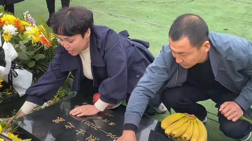 悼念戍邊烈士王焯冉：全國(guó)各地近五萬(wàn)人自發(fā)獻(xiàn)花祭英烈，奶奶仍在等孫子回家
