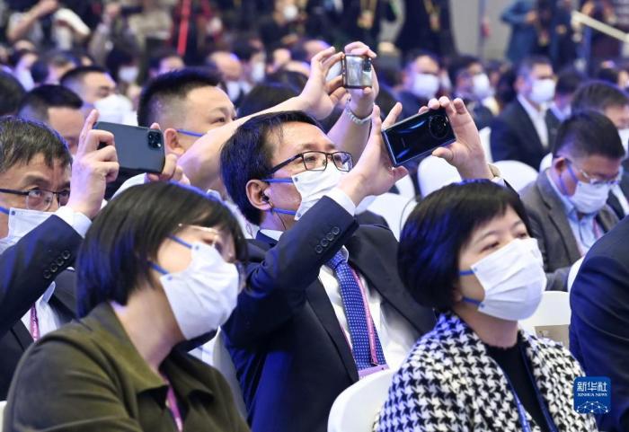 11月9日，參會者在開幕式現(xiàn)場拍照。當(dāng)日，2022年世界互聯(lián)網(wǎng)大會烏鎮(zhèn)峰會在浙江烏鎮(zhèn)開幕。新華社記者 李賀 攝