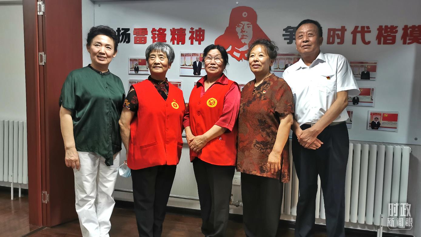 2021年8月，習(xí)近平到承德濱河社區(qū)居家養(yǎng)老服務(wù)中心調(diào)研。這是服務(wù)中心的志愿者代表。（總臺(tái)央視記者覃思拍攝）