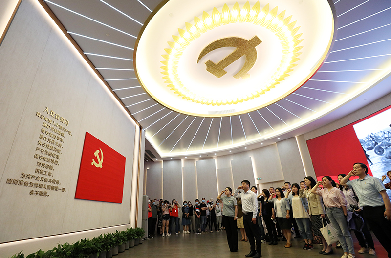 2021年6月3日，黨員在上海中共一大紀(jì)念館重溫入黨誓詞。