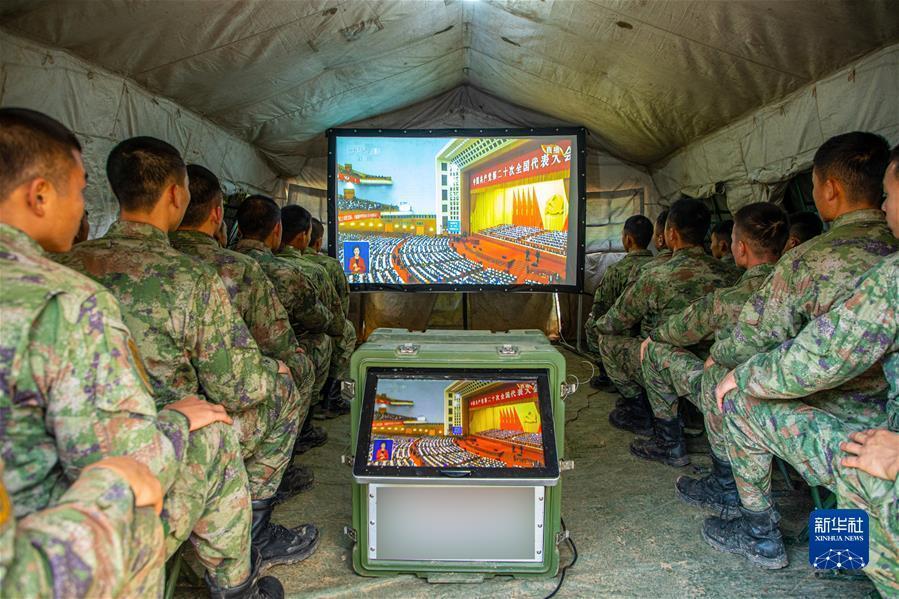 (二十大時光·圖文互動)(7)為如期實現(xiàn)建軍一百年奮斗目標砥礪奮進——全軍官兵認真收聽收看黨的二十大開幕會并展開學(xué)習(xí)討論