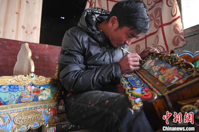 圖為拉薩手藝人制作年貨“切瑪盒”?！∝暩聛硭?攝