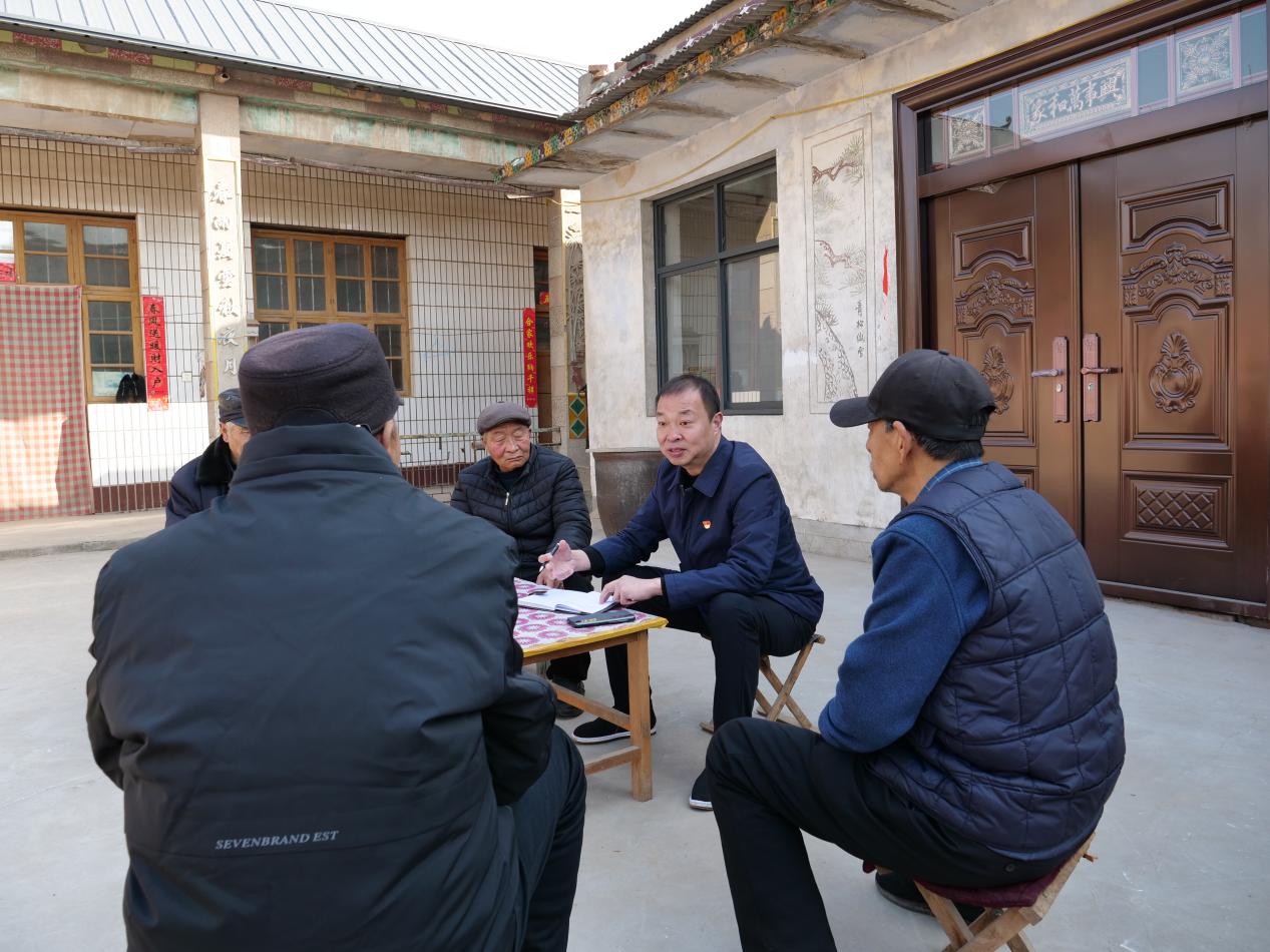 2023年全國兩會前夕，全國人大代表、廣平縣后南陽堡村黨支部書記王建廣和村民座談。（受訪者供圖）