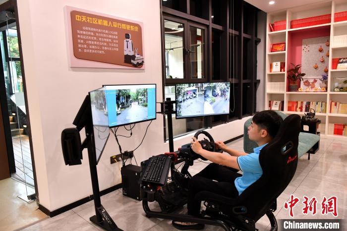 圖為福州中天社區(qū)工作人員正在利用5G技術(shù)，遠(yuǎn)程操控機(jī)器人巡視社區(qū)?！蚊?攝