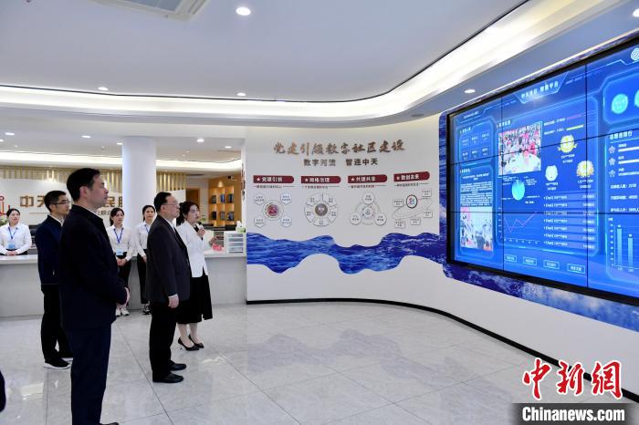 圖為與會來賓參觀福州中天社區(qū)?！蚊?攝