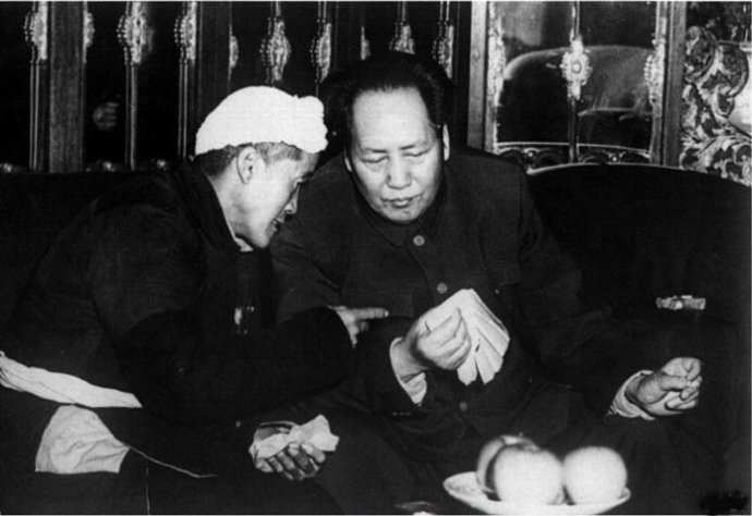 1952年，毛澤東與陜甘寧邊區(qū)勞動(dòng)模范楊步浩親切交談。