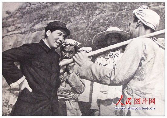 1939年，毛澤東同志在延安和楊家?guī)X農(nóng)民親切談話。