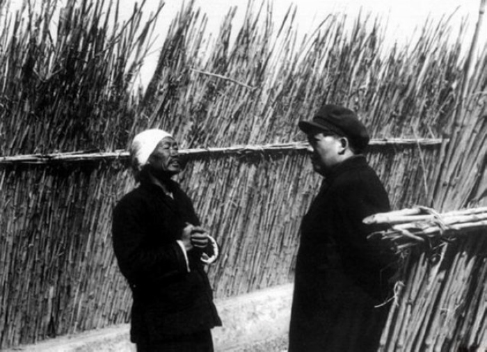 1952年，毛主席在北京近郊訪問農(nóng)民。