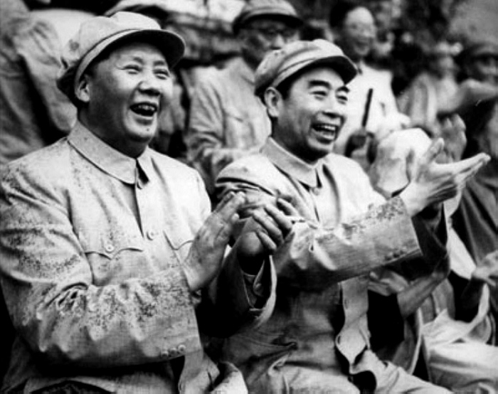 1952年，毛主席在北京與周總理冒雨觀看解放軍體育比賽。