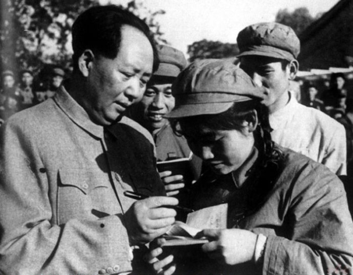 1952年，毛澤東為志愿軍歸國代表團(tuán)文藝戰(zhàn)士代表謝秀民簽名留念。