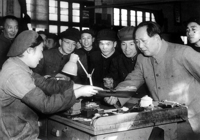 1956年，毛澤東視察南京無線電廠。