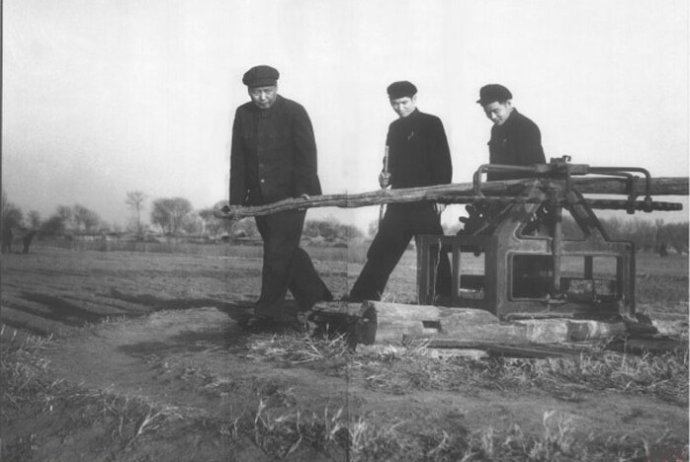 1954年，毛澤東在順義縣農(nóng)村視察。