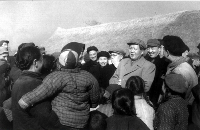 1955年，毛澤東在南京郊區(qū)饒辰鄉(xiāng)十月農(nóng)業(yè)合作社和群眾交談。