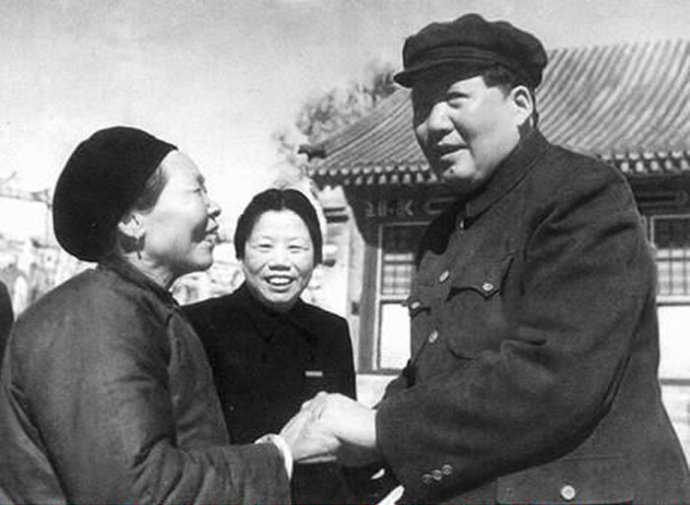 1954年，毛澤東接見抗美援朝英雄黃繼光的母親鄧芳芝。