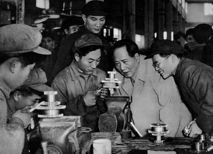 1956年，毛主席在天津視察工廠。