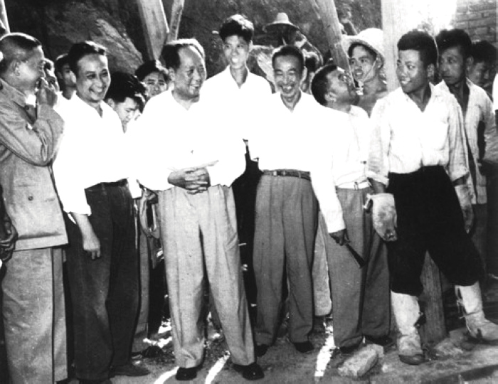 1958年，毛主席在湖北視察武昌第一紗廠(現(xiàn)武漢國棉六廠)。