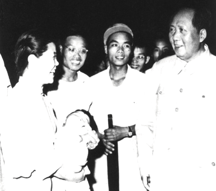 1957年，毛主席在湖北武漢長江大橋上與群眾交談。