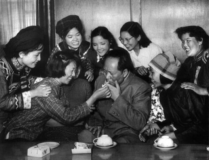 1957年，毛澤東和中國新民主主義青年團(tuán)第三次全國代表大會(huì)的“三大”代表在一起。攝影：洪克