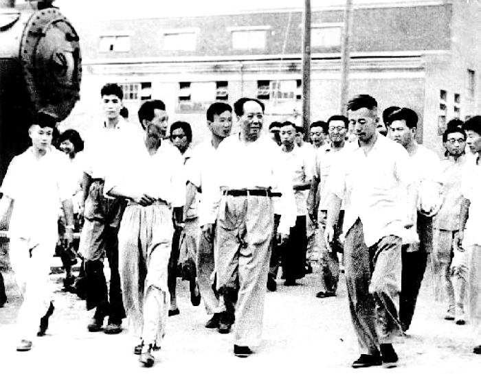 1958年，毛主席在湖北視察武漢重型機(jī)床廠。