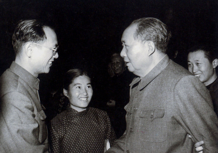 1965年，毛主席在北京與生物化學(xué)家彭加木親切握手交談。攝影：錢嗣杰