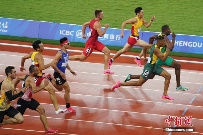 8月2日，第31屆世界大學(xué)生夏季運(yùn)動(dòng)會(huì)男子100米決賽在四川成都舉行，牙買加選手GOLDSON Kadrian dwayne(右一)以10秒04奪得男子百米冠軍。<a target='_blank' href='/'><p  align=
