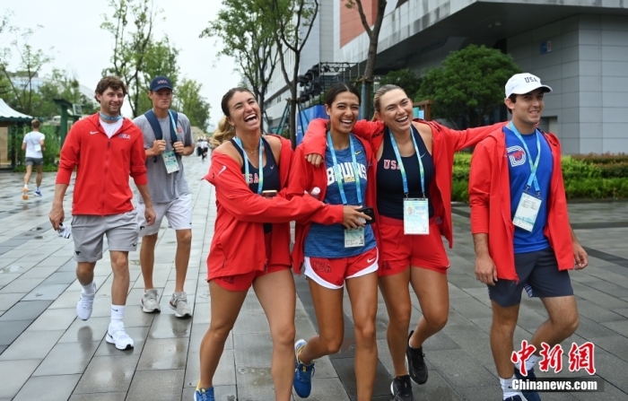 美國運(yùn)動(dòng)員在村內(nèi)開心漫步。<a target='_blank' href='/'><p  align=