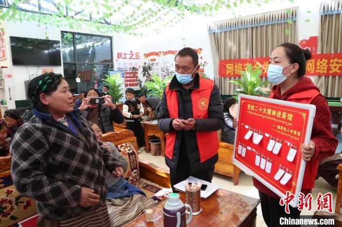 圖為瓊結縣村民參與問答。　倫珠澤仁 攝
