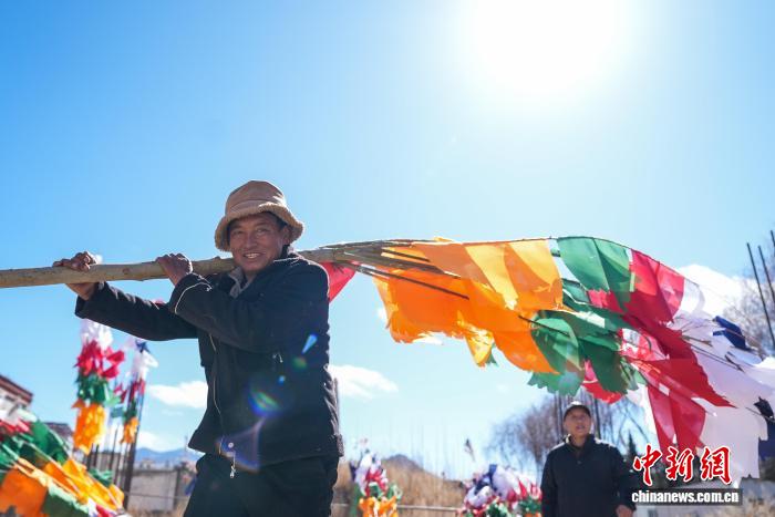 （新春走基層）縫制五彩經幡樹迎接藏歷新年
